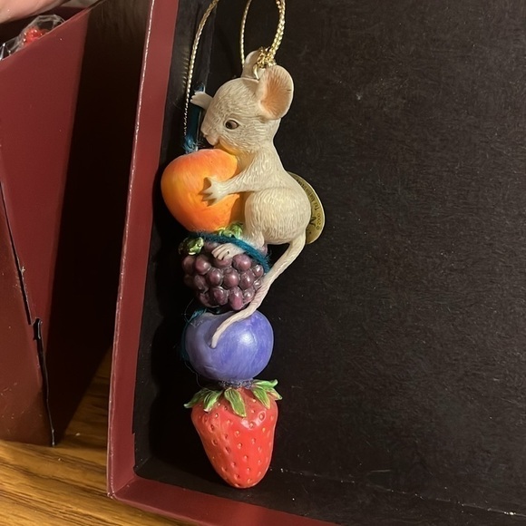 Heirloom collection ornament - sew berry fine - mouse on fruit - Picture 4 of 5